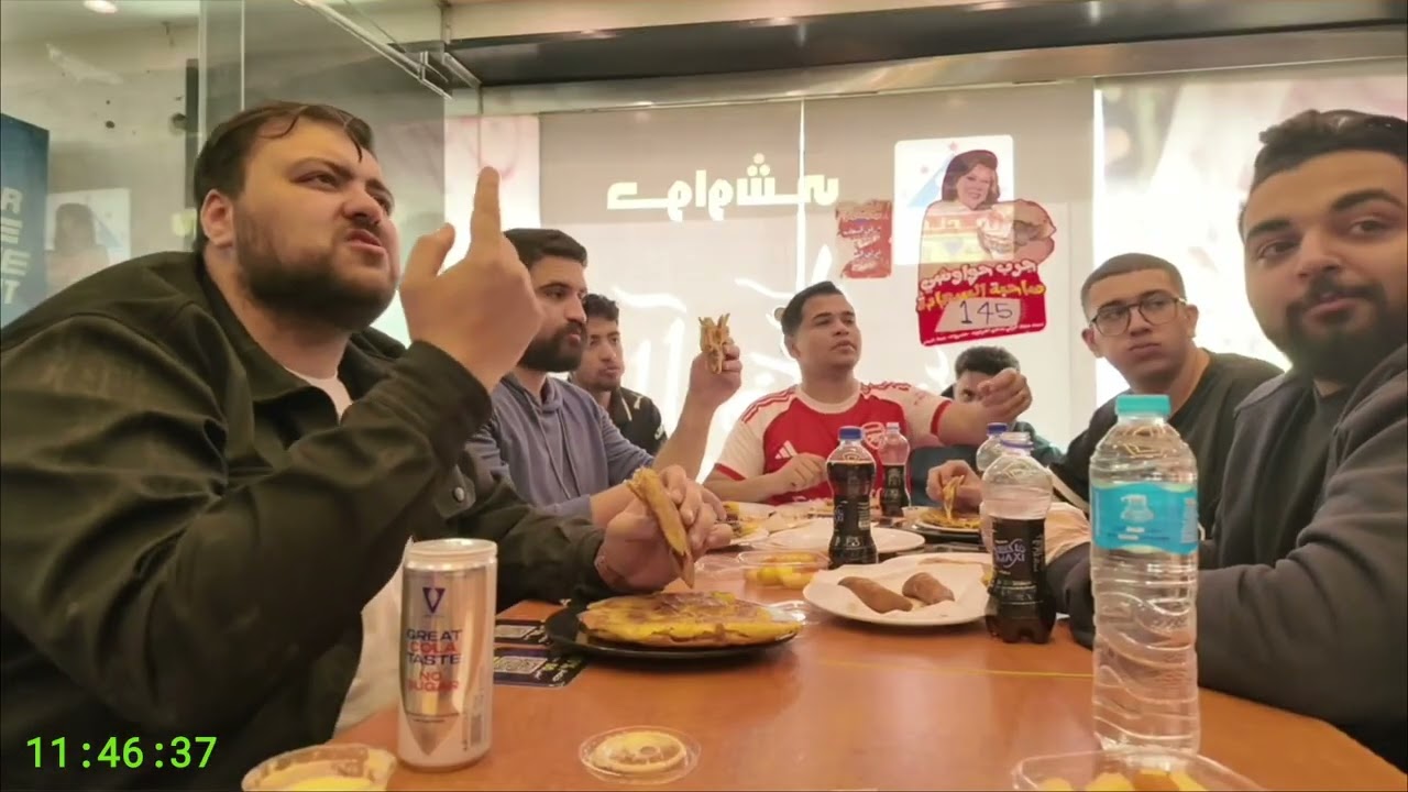 عمرو بياكل مع صحابو في مطعم حواوشي الرفاعي