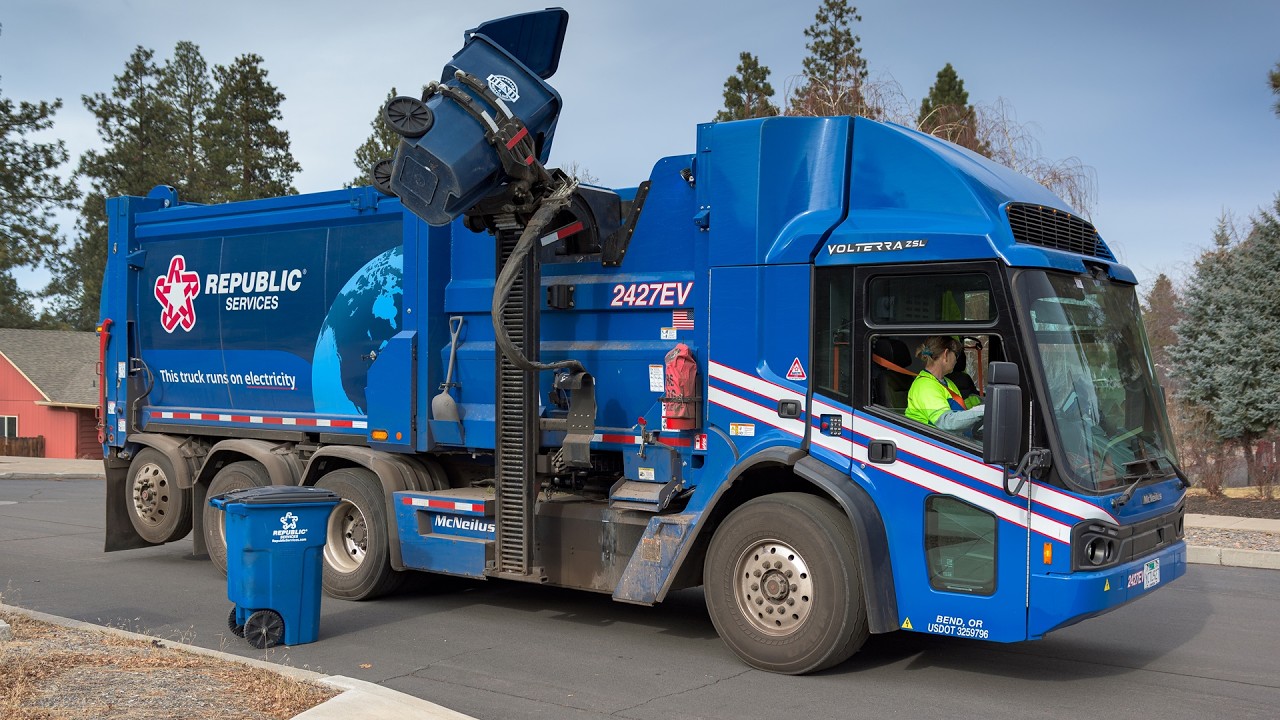 Republic Services | McNeilus Volterra ZSL Electric Garbage Truck