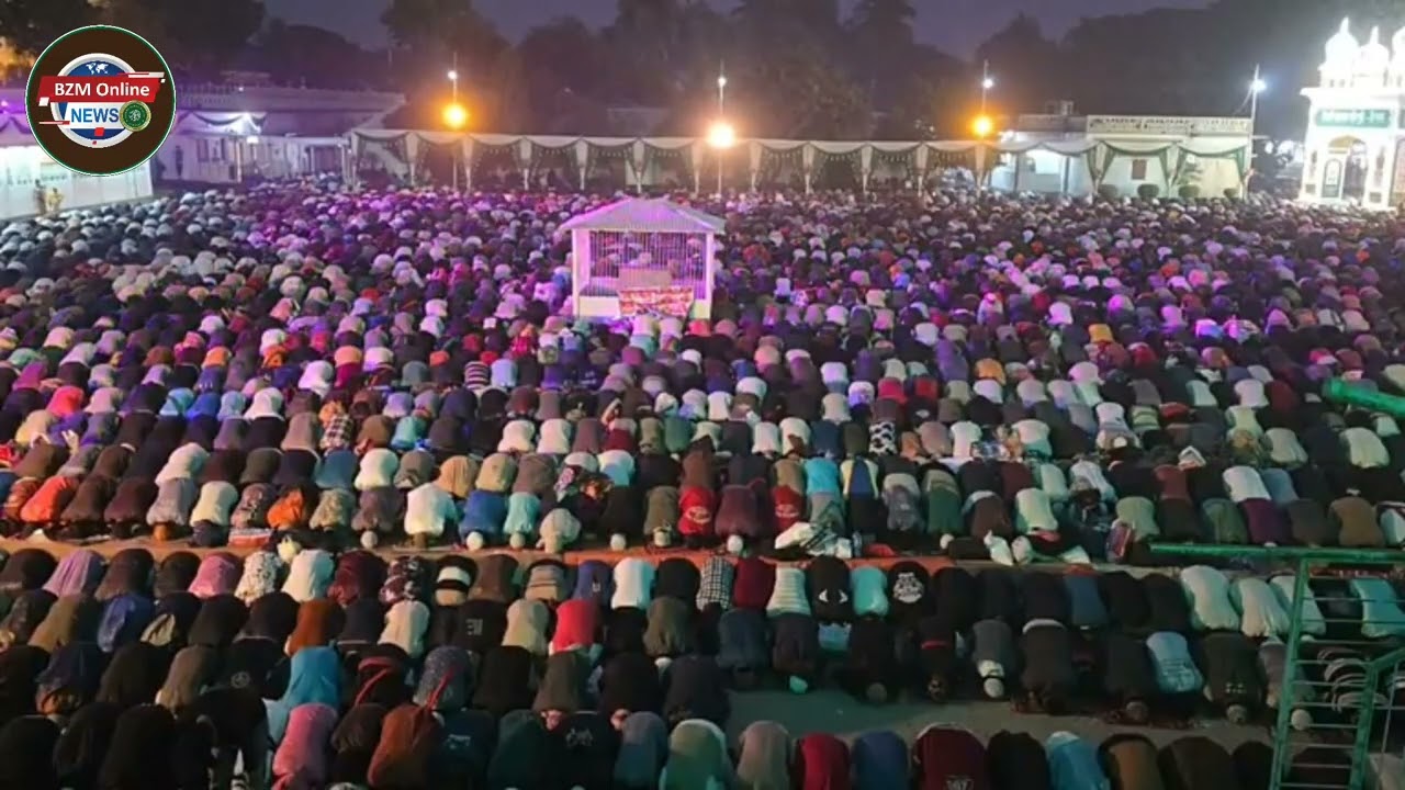 বিশ্ব জাকের মঞ্জিলে মাগরিবের নামাজ বিশ্ব জাকের মঞ্জিল জামে মসজিদ মাঠ