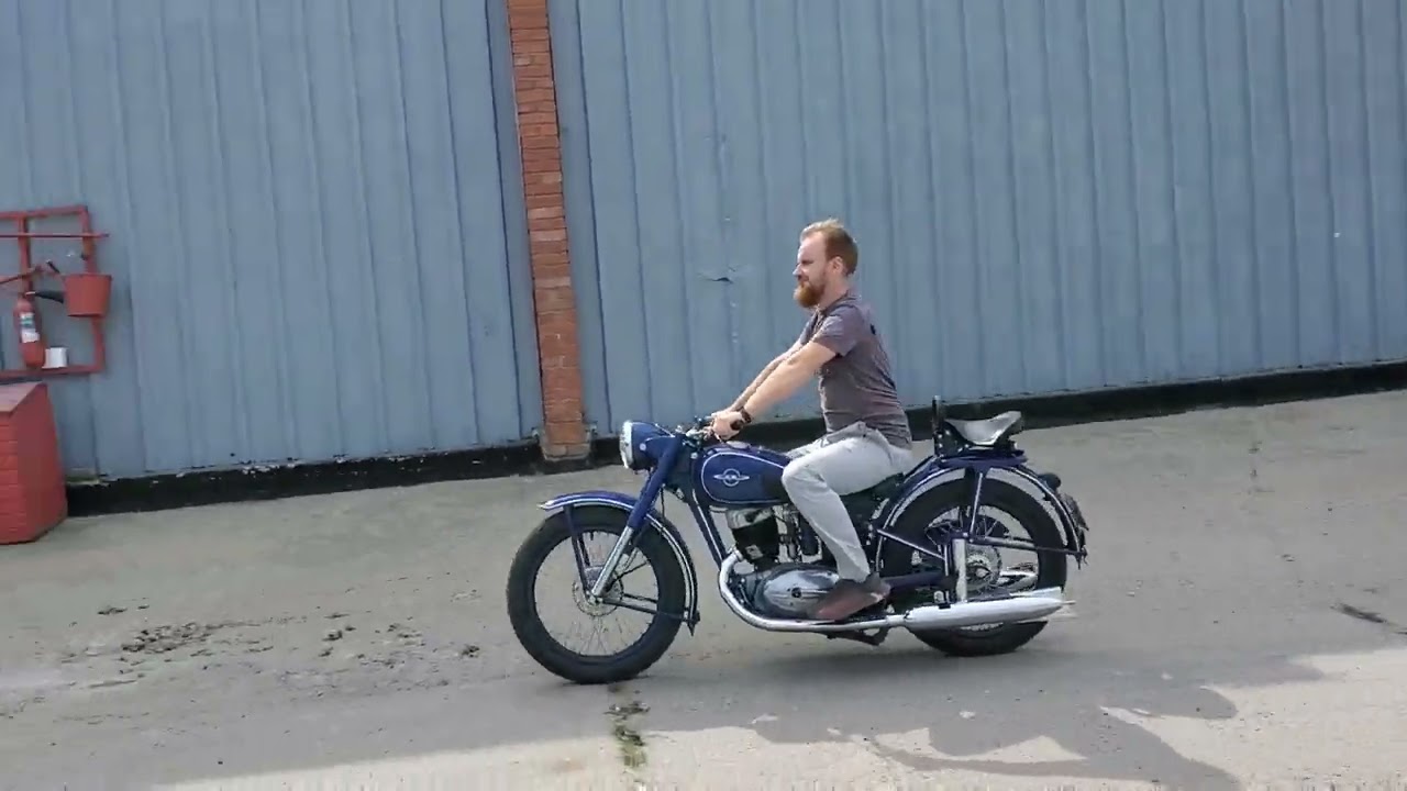 Мотоцикл ИЖ-49 в синем цвете. Идеально для вечерних покатушек.