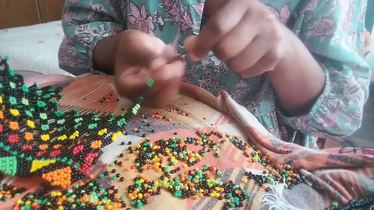 My first attempt making this kind of Web necklace| Zulu beaded necklace