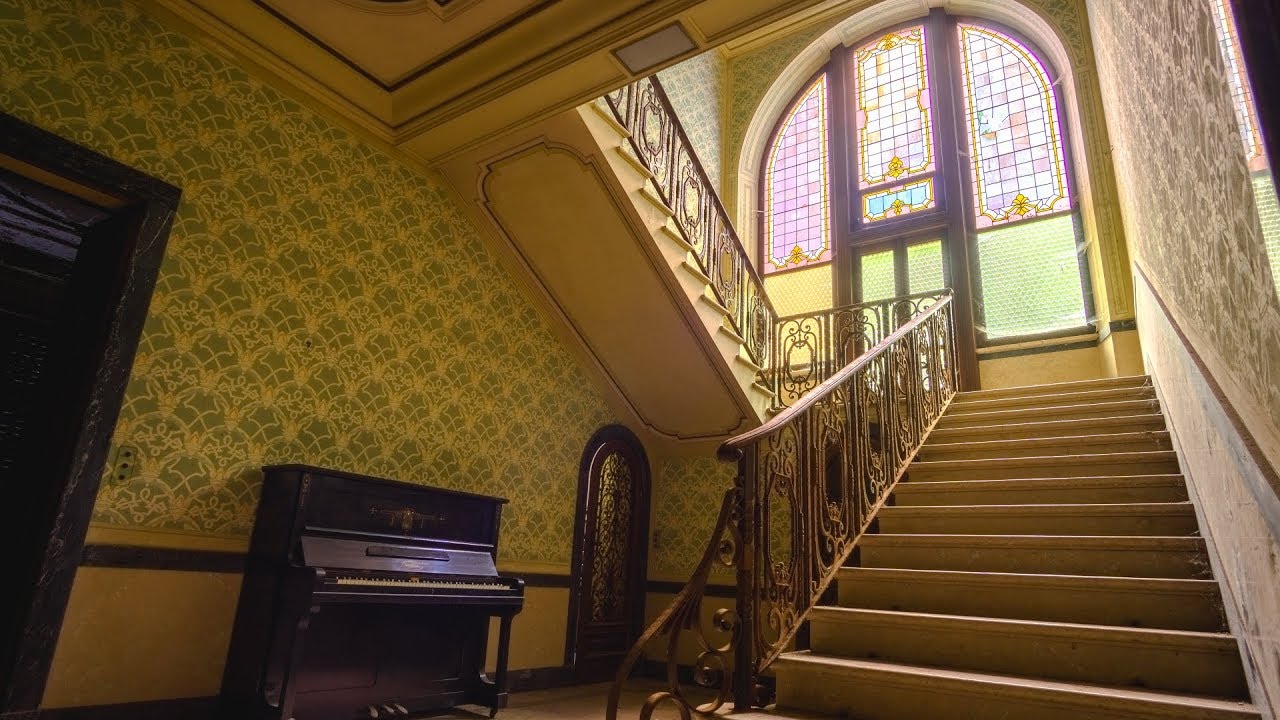Abandoned Millionaires Mansion of a factory owner / Urbex Lost Places Italy