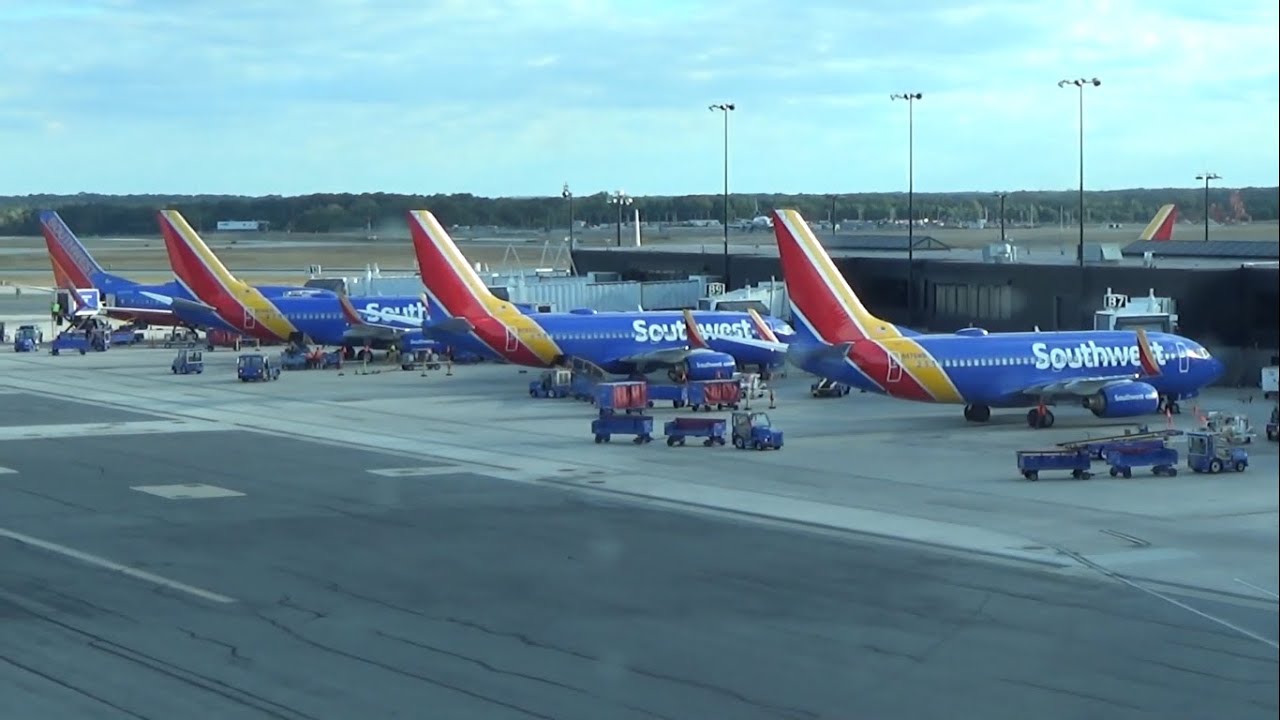 30 Minutes of Planespotting From the BWI Observation Gallery