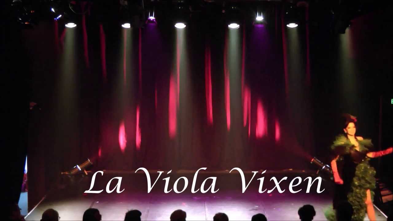 La Viola Vixen performs classic burlesque striptease 