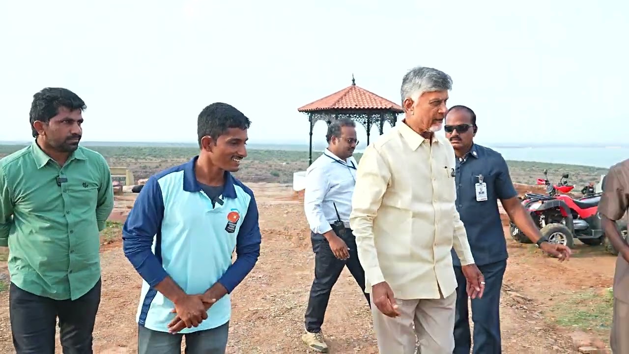 గండికోట పర్యాటక ప్రాంతంలో పర్యటించి పర్యాటక సిబ్బంది,  స్థానికులతో ముఖ్యమంత్రి గారు మాటామంతీ