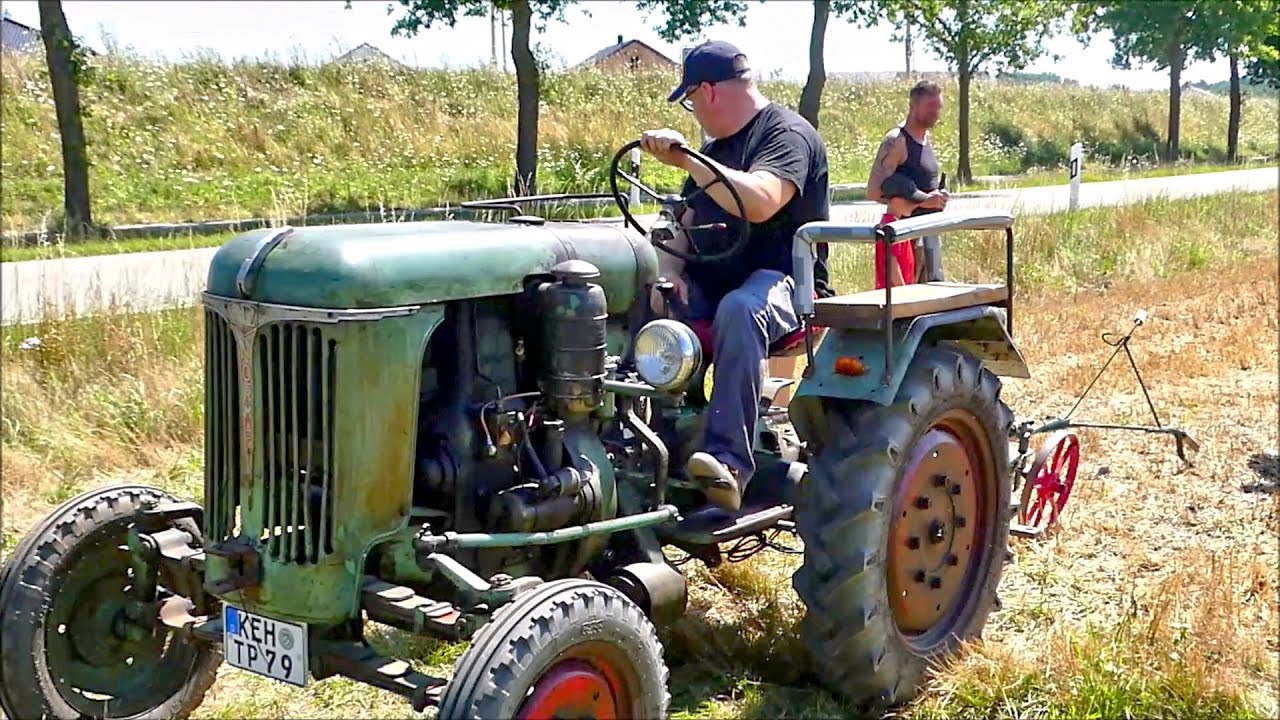 Oldtimer Traktor Normag Faktor I (NG 16) mit Einzylinder Motor und einem sehr alten Pflug