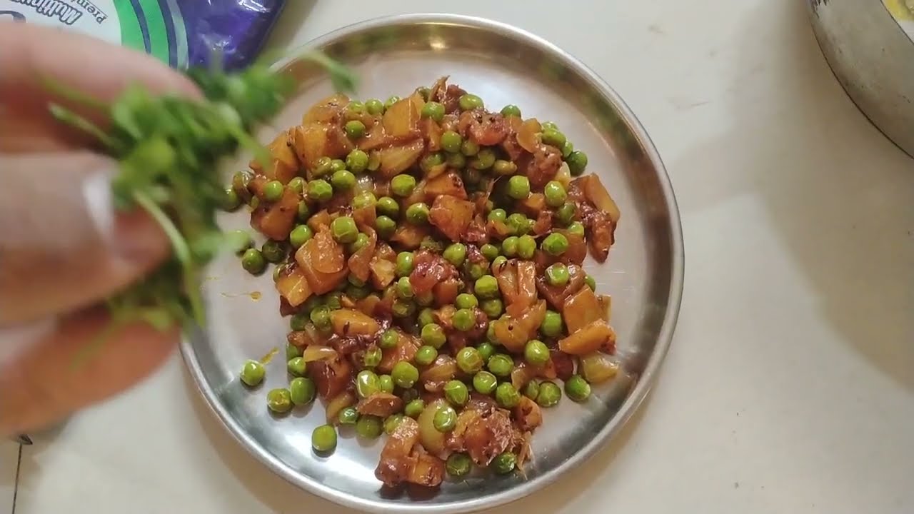 ,😋😋.स्वादिष्ट आलू मटर की सुखी सब्जी रेसिपी — अभी अवश्य आज़माएँ!Daly cooking Hemlata #tasty recipe #