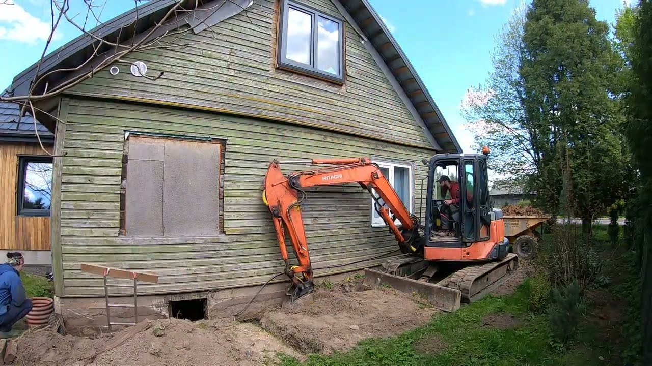 Копаем вокруг дома в поисках дренажа.
