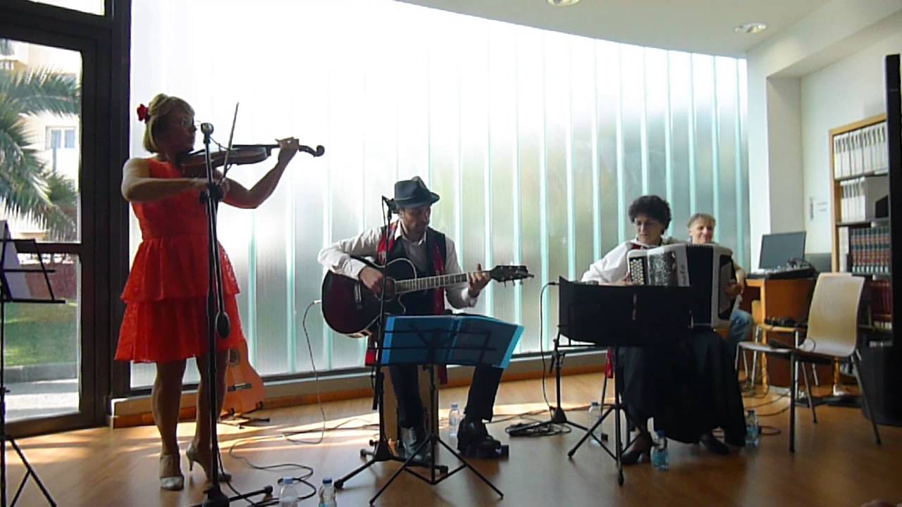Pondelok Doma, folklore slovaque encha&icirc;n&eacute; avec Brincatzia, folklore slave