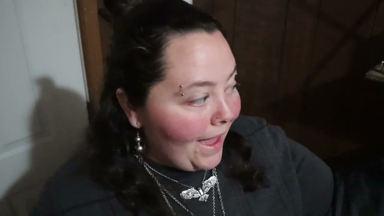 Обзор угловой полки (кристаллы, книги, карты Таро, свечи)