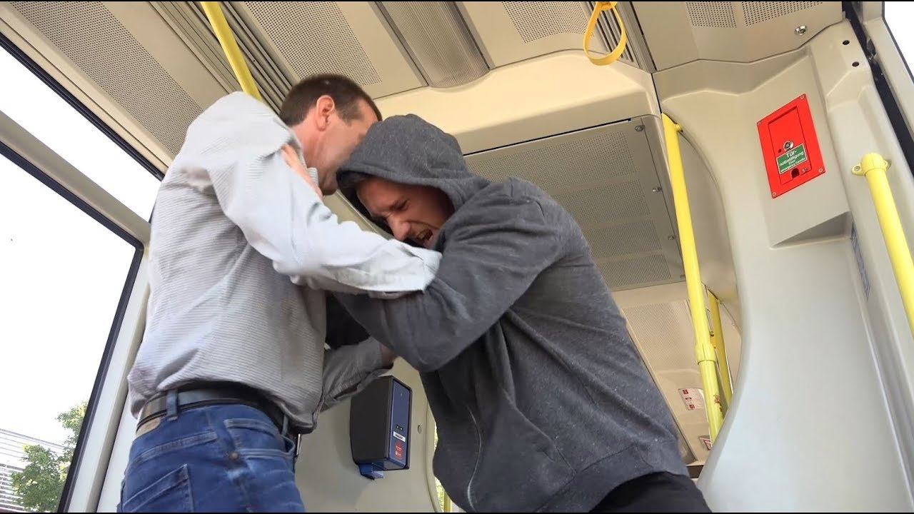 Rauferei in den Öffis? Nutze die Sicherheitseinrichtung!