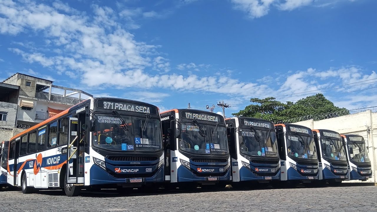 Alguns carros na garagem da Viação Novacap