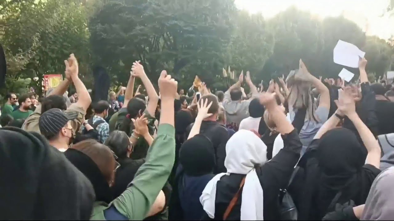 ادامه اعتراض‌های گسترده در ایران در پی قتل مهسا امینی
