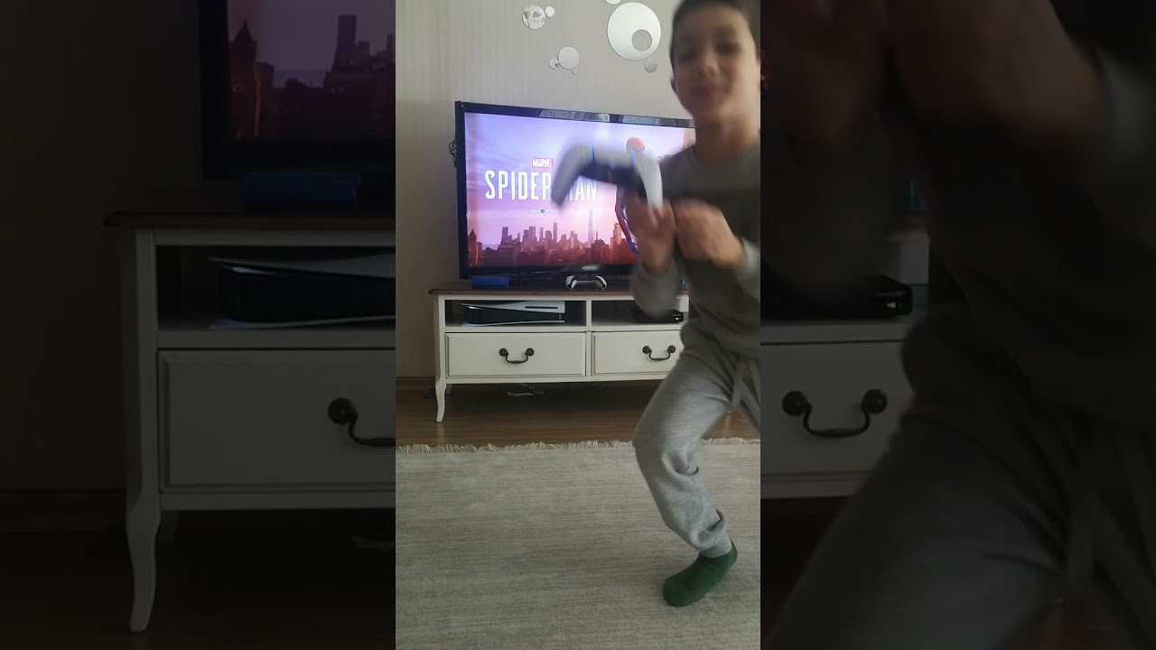 Efe playstation 5 i tanıtıyor