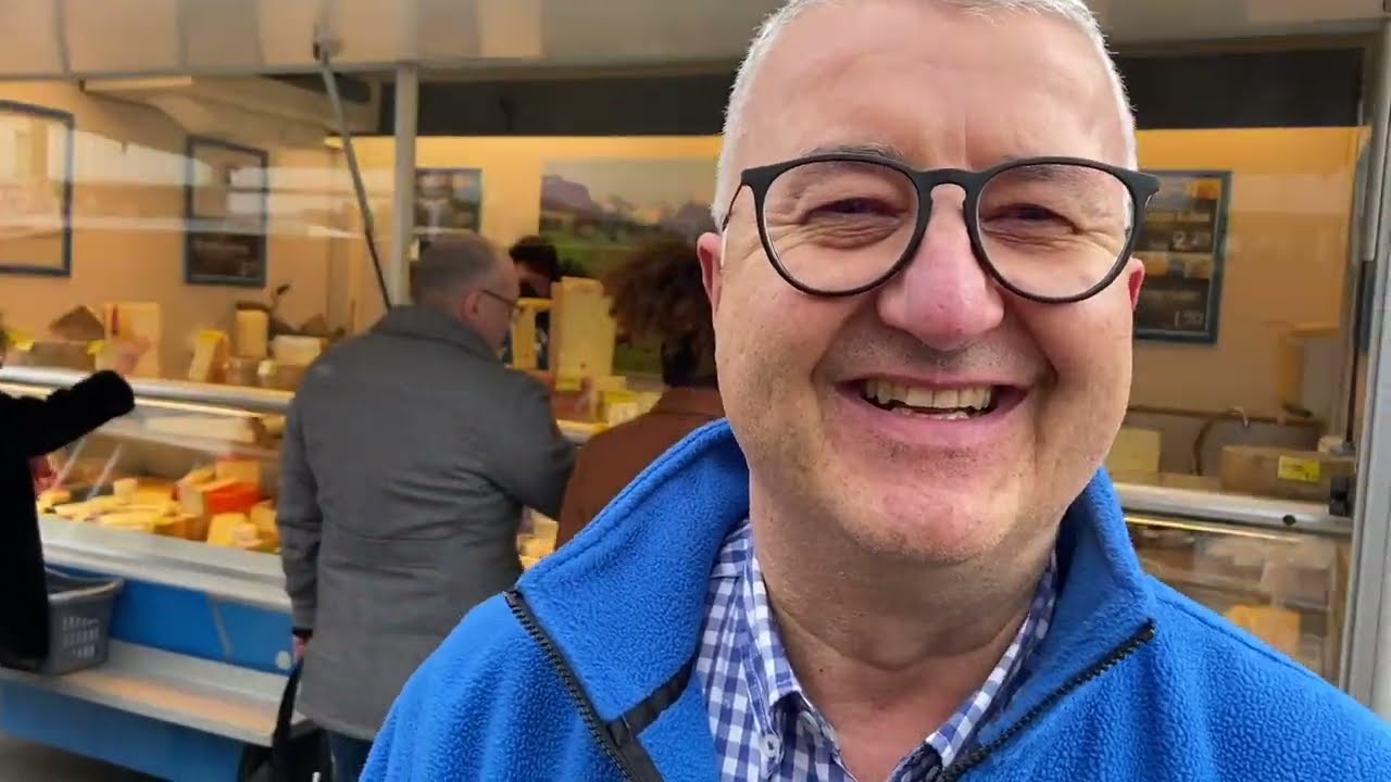 Der K&auml;sb&auml;r auf dem Wendlinger Wochenmarkt.