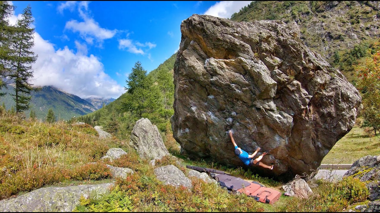 Col des Montets, Roadside Boulder : Pass 7a