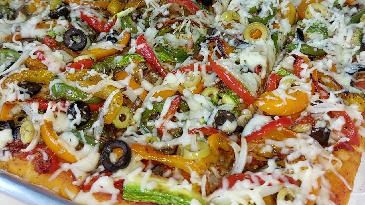 بيتزا بالخضر احسن من لي كتباع فالمطاعم🍕بمراحل مفصلة بعجين رطب ناجح بدون حليب او بيض او زبدة