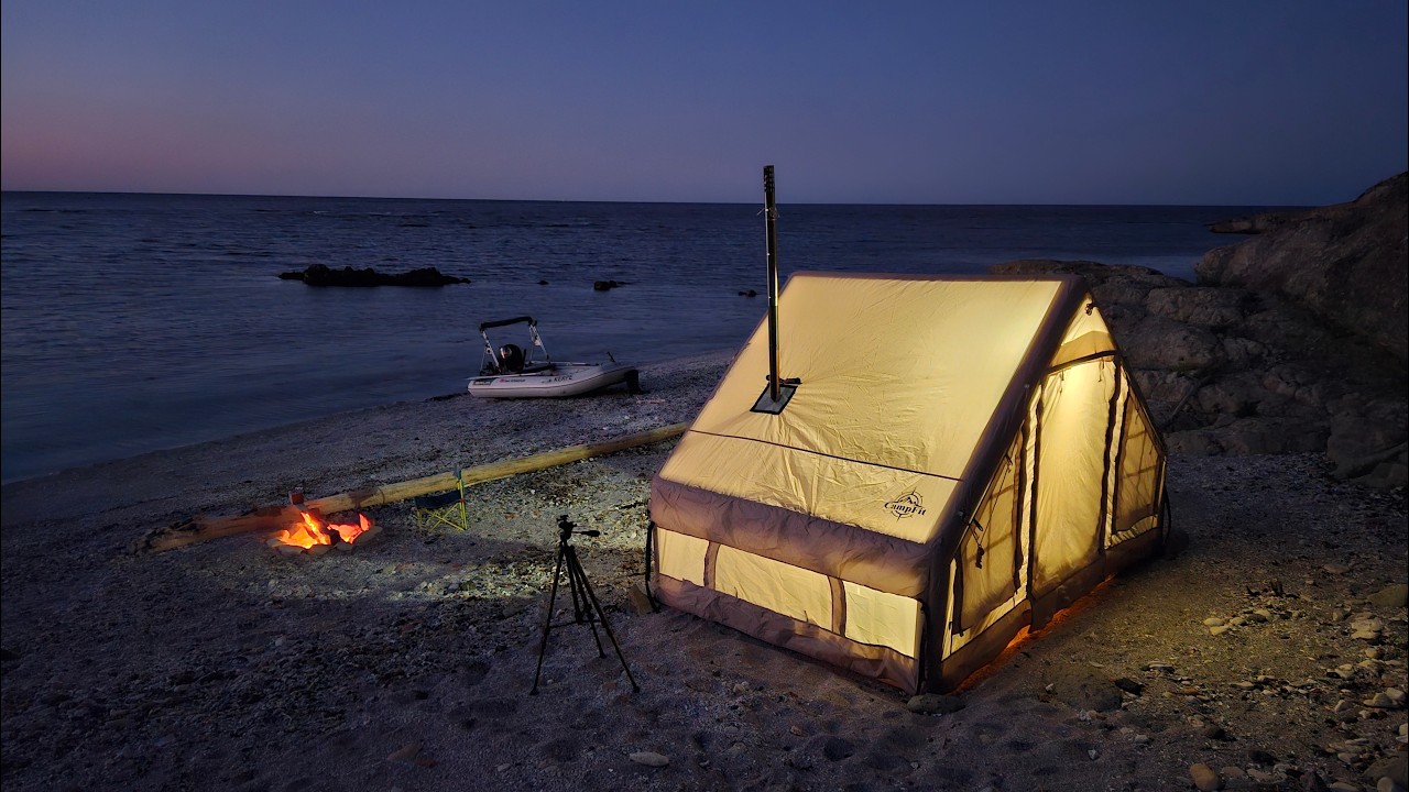 Одиночный кемпинг в жаркой палатке на необитаемом острове