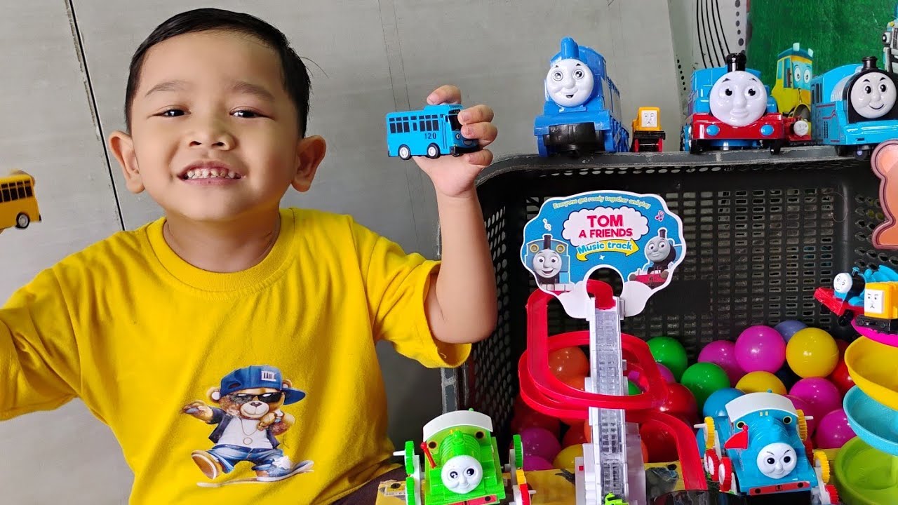 BERMAIN BERSAMA MAINAN BARU THOMAS AND FRIENDS DAN TAYO SI BUS KECIL