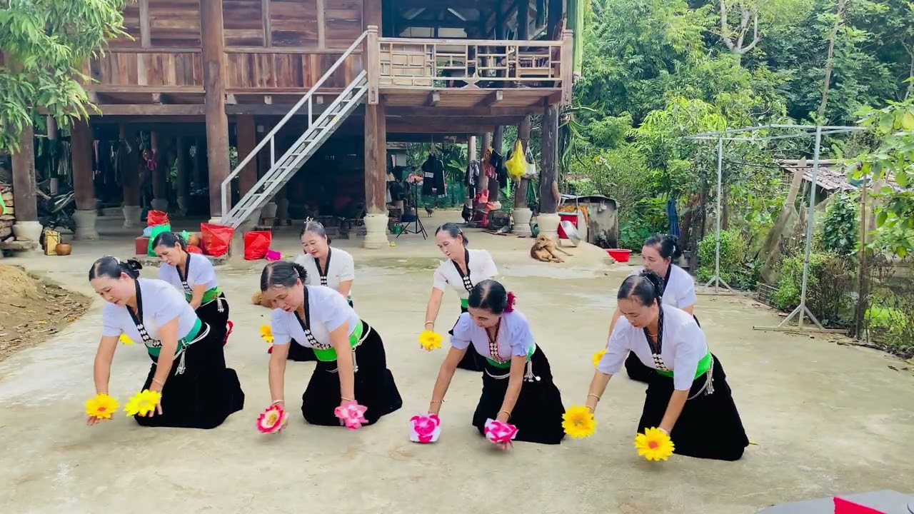 Múa hoa nở mùa Xuân tốp múa đội văn Chiềng Chăn, Lê Lợi 