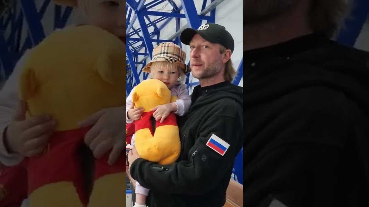 Евгений Плющенко с младшим сыном годовалым Арсением на тренировке в своей Академии фигурного катания