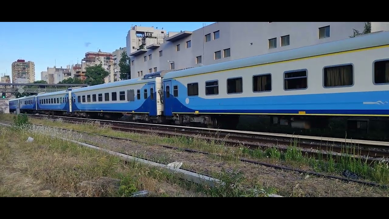 Tren n° 151 rumbo a Bragado a cargo de la GR 12 6626 pasando por Caballito 