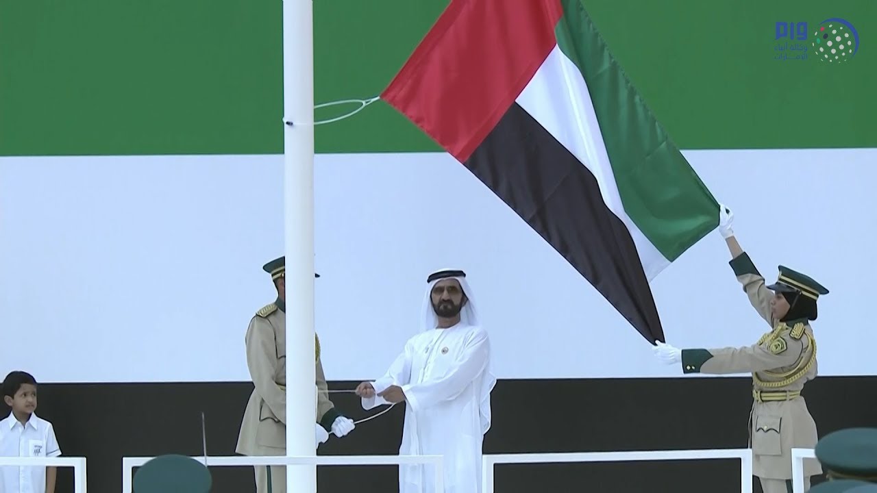 محمد بن راشد يرفع علم الإمارات في ساحة 