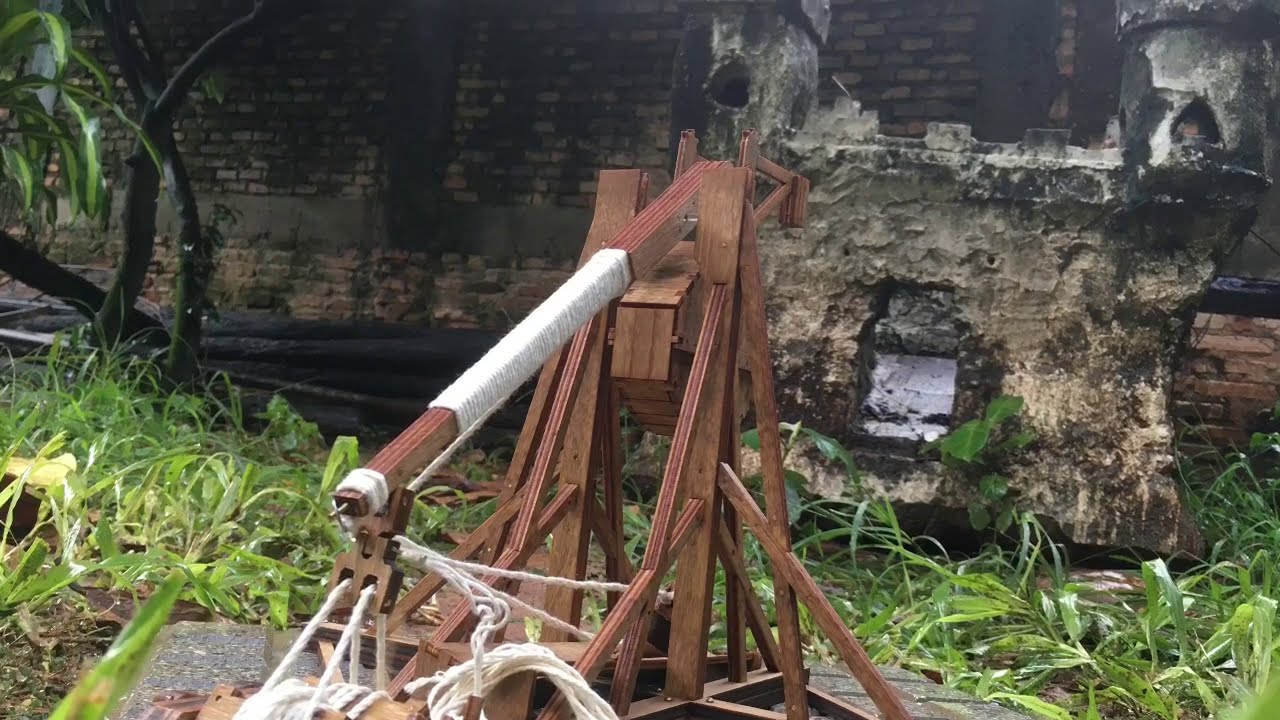 Trebuchet. Catapulta Medieval de madera a escala. Medieval Kits