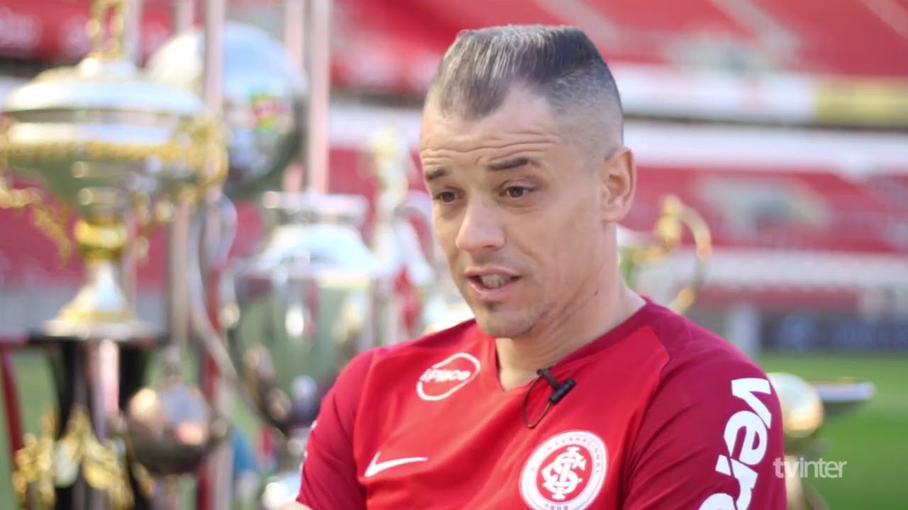 D'ALE 10 ANOS - D'Ale fala sobre momentos com a camisa colorada