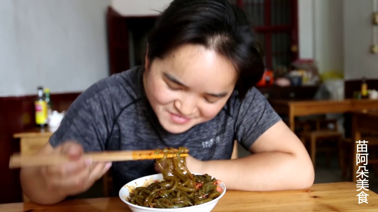 苗大姐上街买吃，一碗锅面，一碗粉，吃完有点不好意思