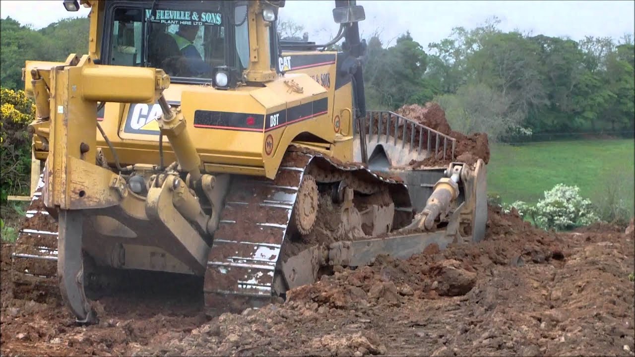 CAT D8T BULLDOZER USING RIPPER