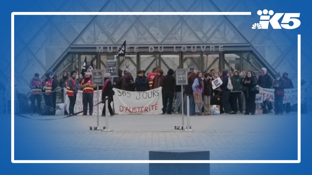 Students block entrance to the Louvre