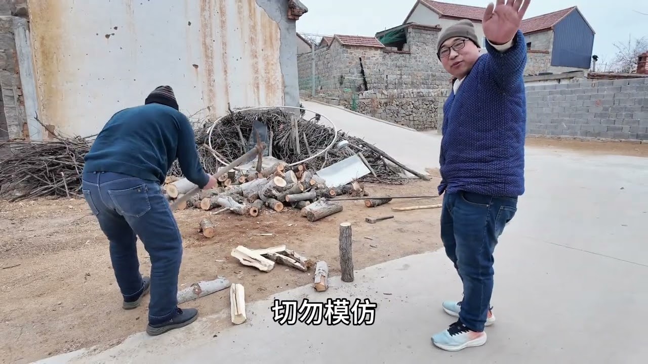 在老家和父亲一起干活劈柴，母亲煮一锅热腾腾的水饺，吃美了#农村生活 #农村美食 #父子 #新农人计划