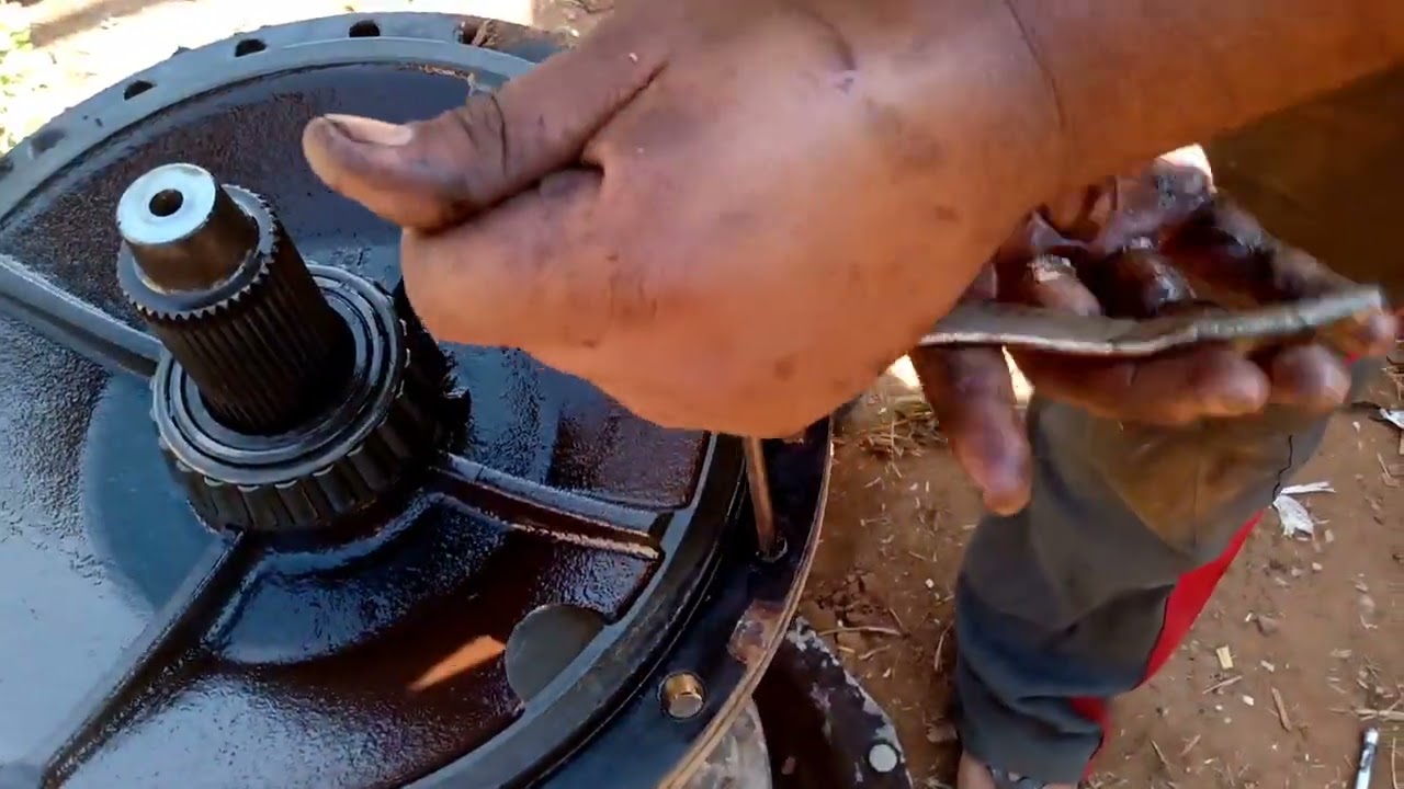 Trocando o freio do Trator Massey Ferguson 65x canela fina.