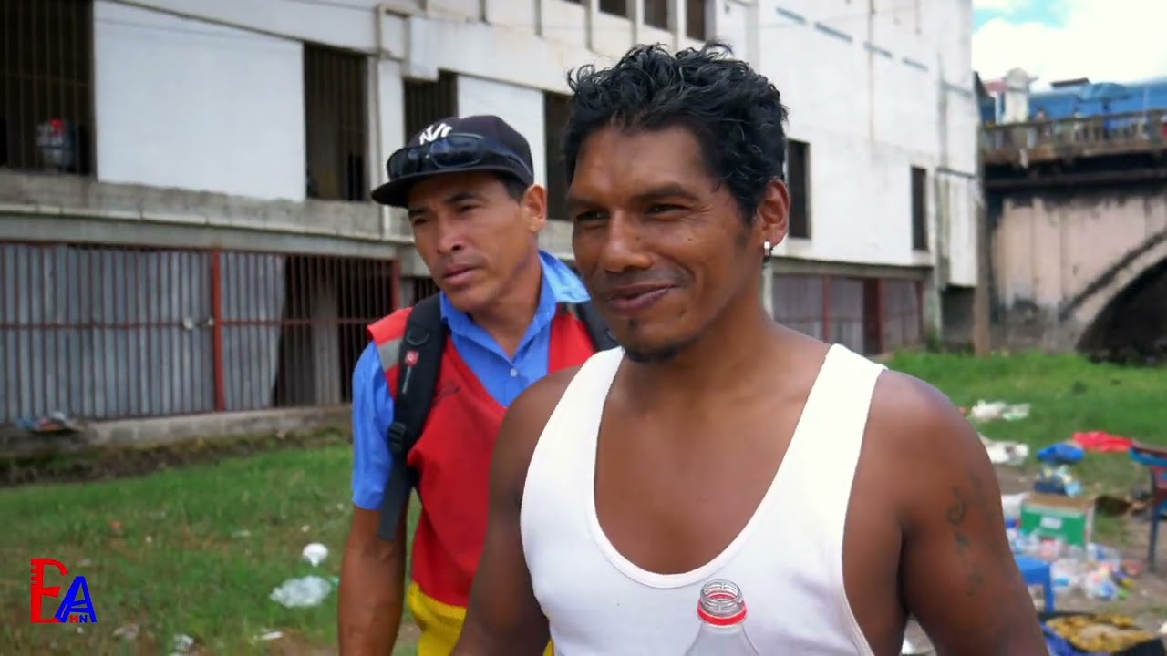 Siempre con la mejor actitud llevando un tiempo de comida en las calles de la ciudad.