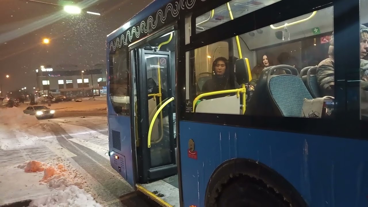 Автобус ЛиАЗ 6213.65 на остановке метро южная 10.01 2026