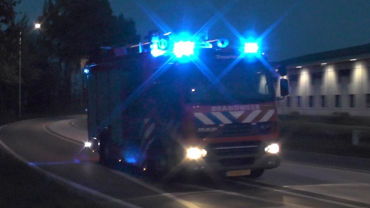 Brandweer 17-2731 17-2551 naar schoorsteenbrand Brielle