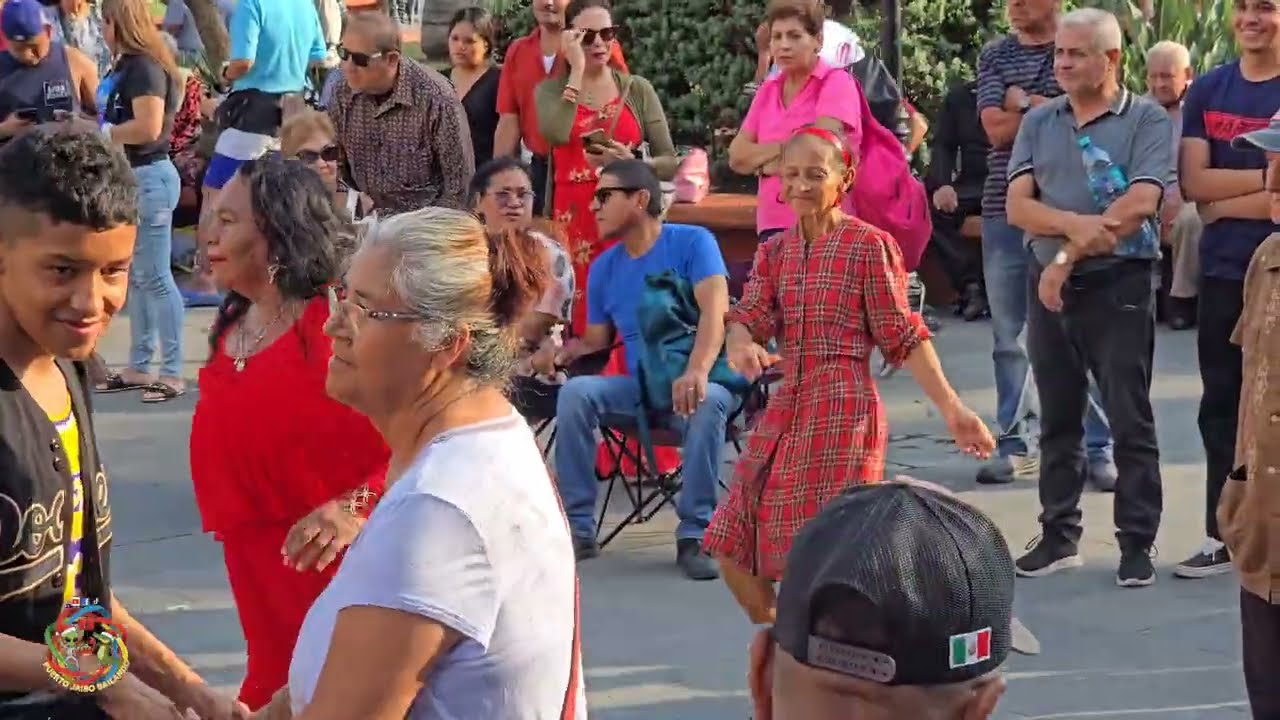 🛑😃✌️Seguimos festejando la posada de la plaza hijas de tampico 🇲🇽 con LA AVISPA..Bailando y gozando💃
