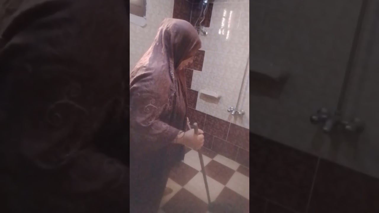 تعالو نمسح ونلمع الارضيه بتاعت حمام
