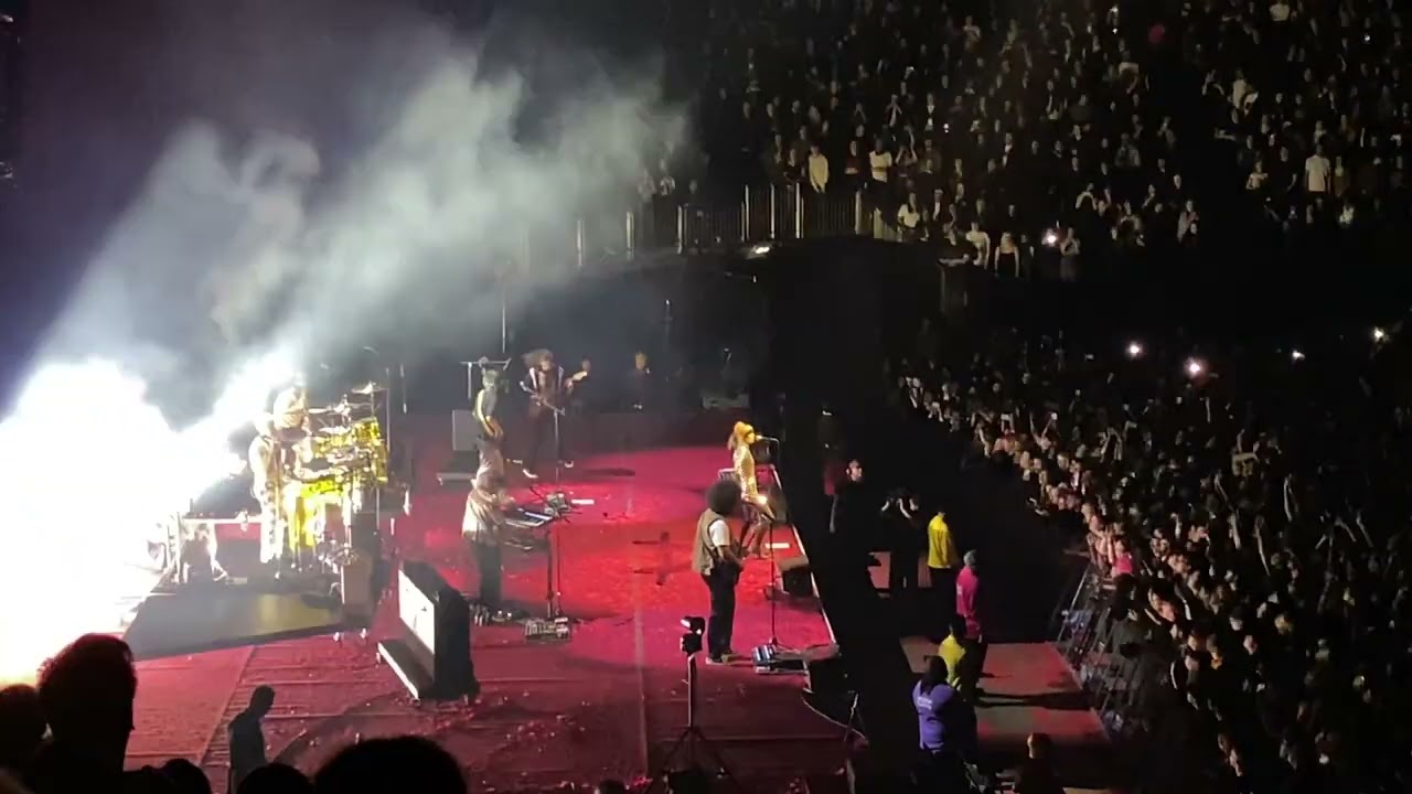 Paramore - Decode (Live @ O2 Arena)