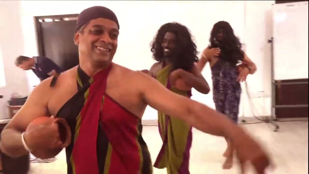 Ran Pokunen Diya Nagena Enne. රන් පොකුනෙන් දිය නාගෙන එන්නේ.
