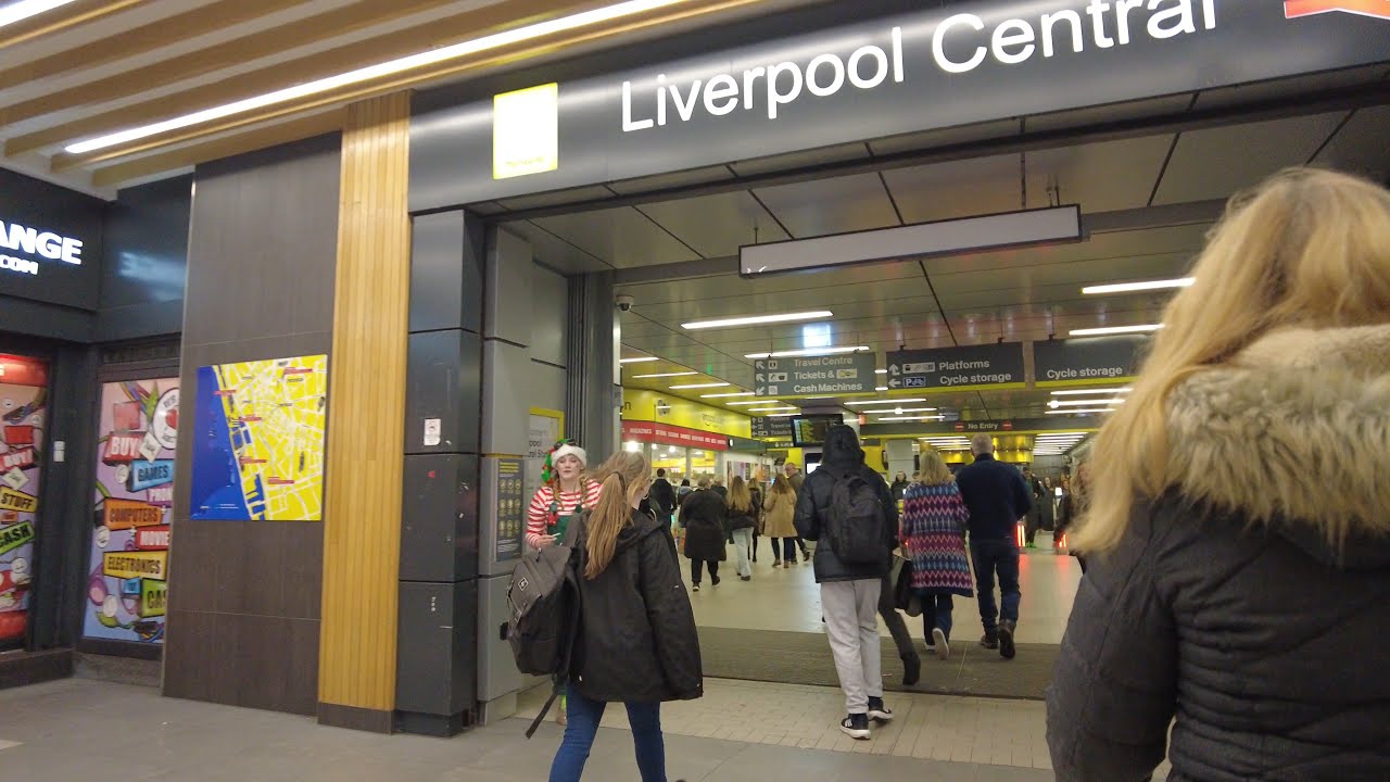 Поезда компании Merseyrail на железнодорожном вокзале Ливерпуля, Англия, 12 декабря 2025 года.