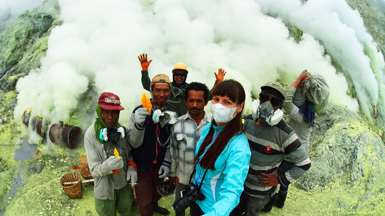 Ijen sulphur production workers - how much salary? | I visited Bromo for free!