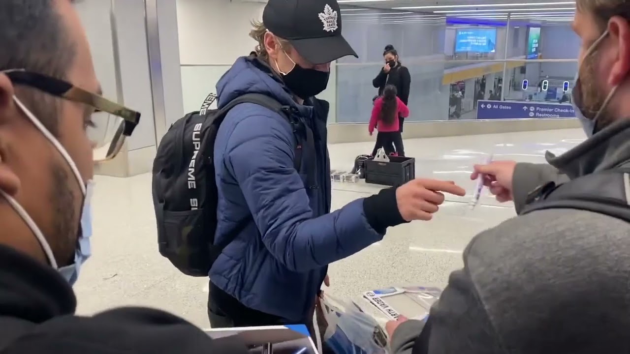 Hayden Christensen Signing Autographs at the Airport