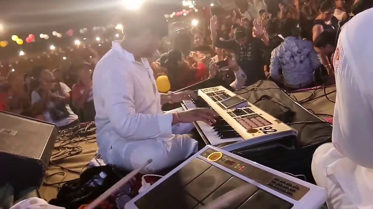No. 1 keyboard player fazal bhai Kali kamli wala mera yaar hn song