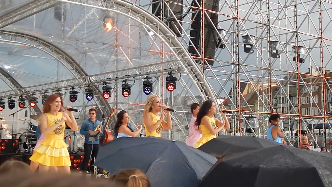 K3- Pina Colada bij 2 meisjes op het strand 2017