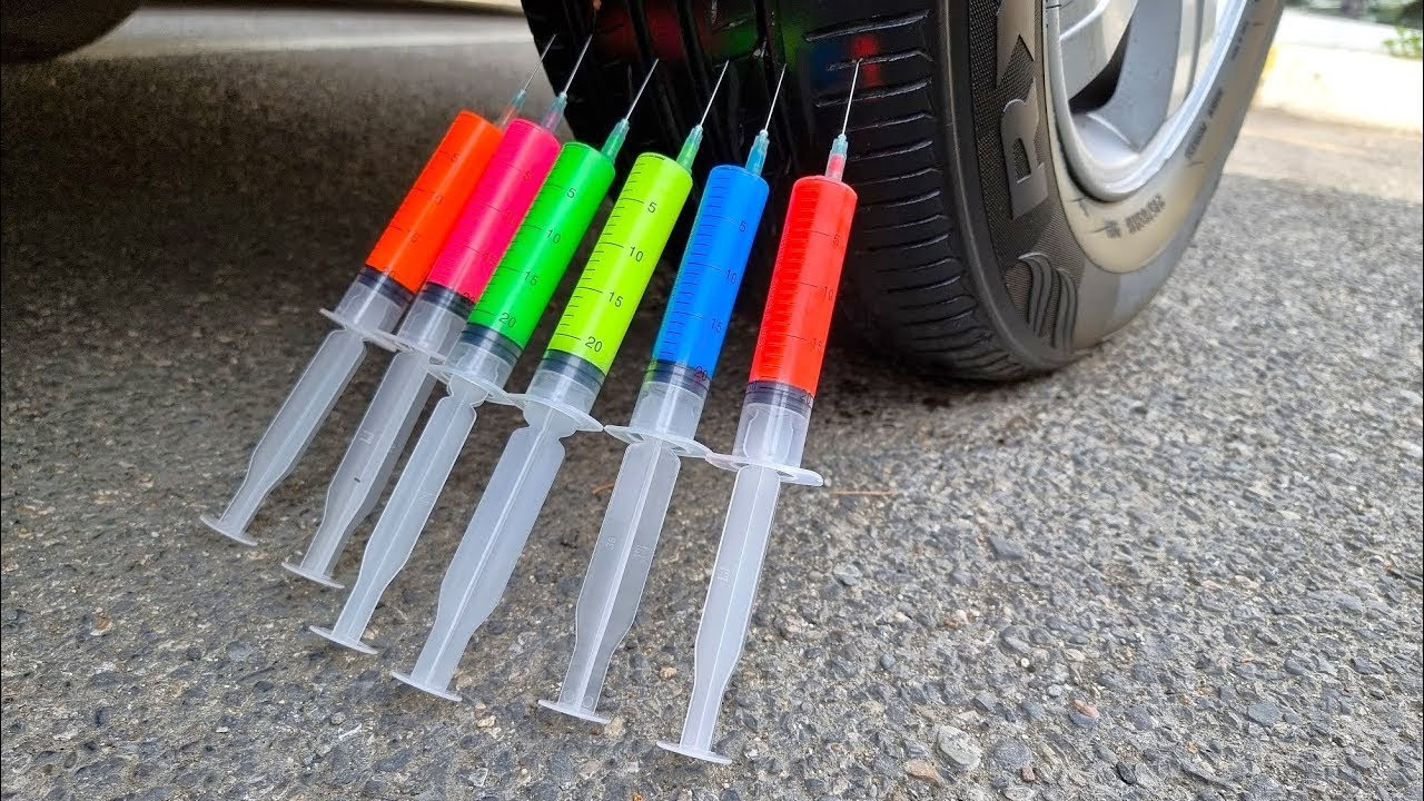 Auto gegen Schleim, Spielzeug | Autos fahren &uuml;ber Sachen | Dinge mit dem Auto zerquetschen