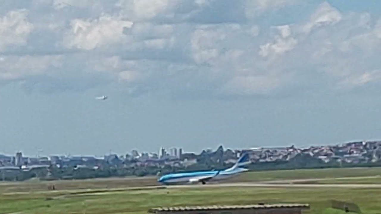 Boeing 737-800 LV-FWS llega desde Buenos Aires hacia Guarulhos,Airbus A321 PT-XPC rumbo Porto Alegre