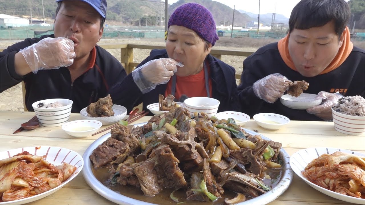가마솥에 푹 고아 만든 [[등뼈찜(Steamed backbone)]] 요리&먹방!! - Mukbang eating show
