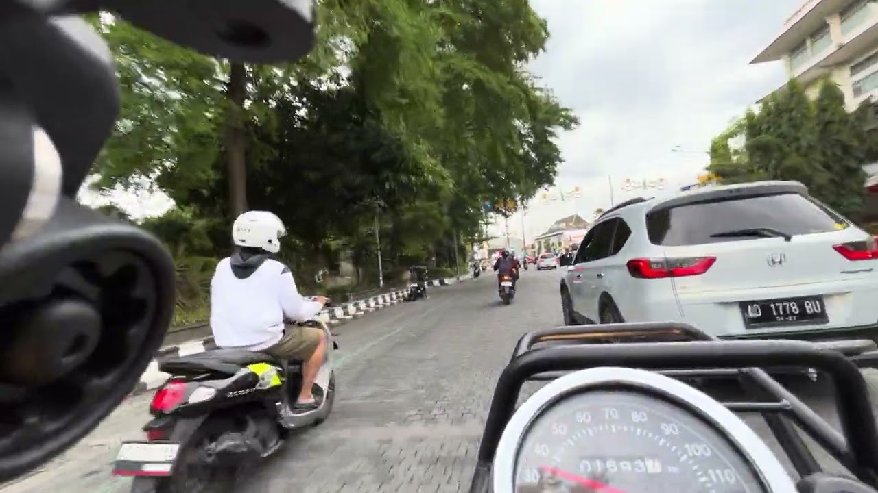 Jalan-jalan Sore di Solo dengan W175TR